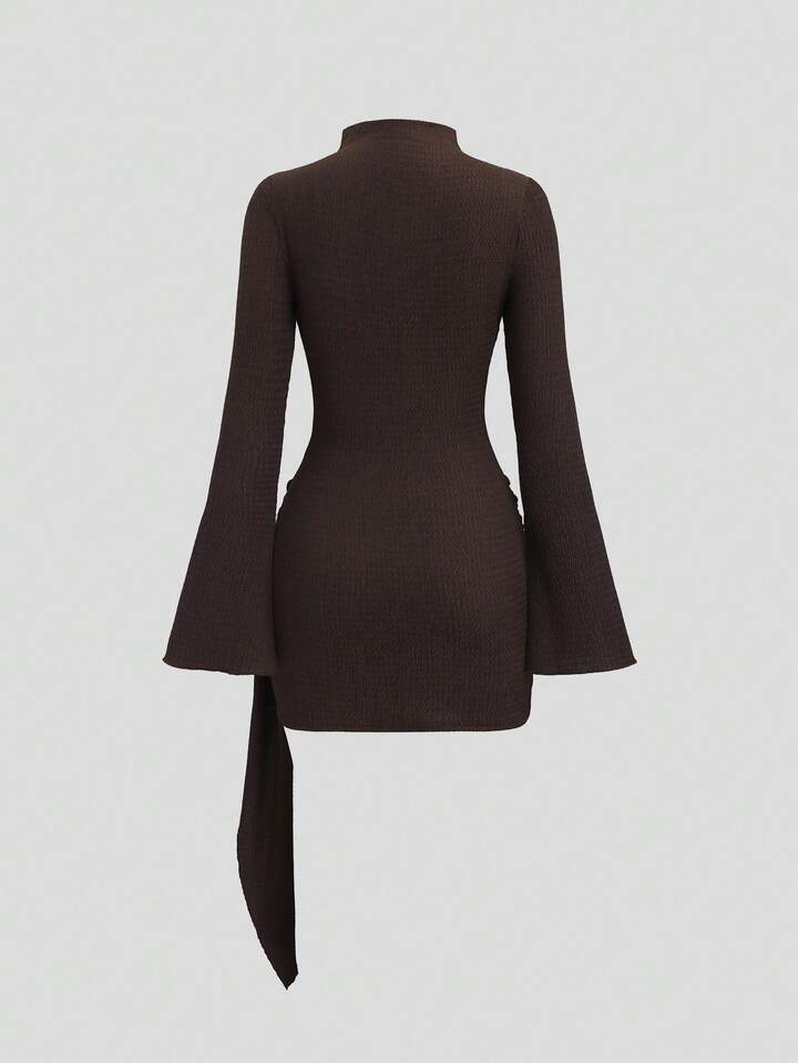 SHEEVETY  Sweetro Vestido Ceñido Al Body Con Mangas Acampanadas Y Cintura Ceñida De Estilo Minimalista