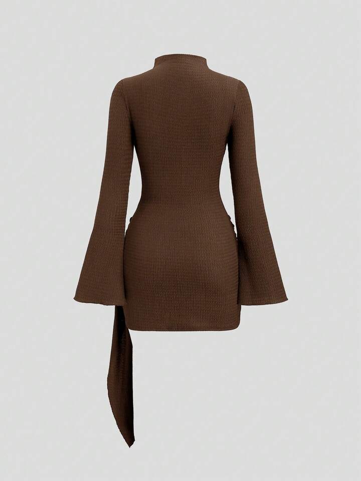 SHEEVETY  Sweetro Vestido Ceñido Al Body Con Mangas Acampanadas Y Cintura Ceñida De Estilo Minimalista