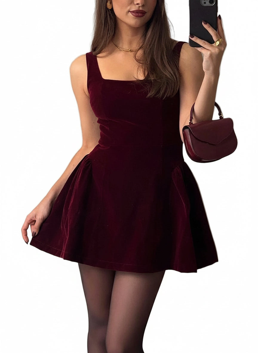 SHEVEETY  Elegante vestido mini de Terciopelo con espalda descubierta y cintura ceñida.